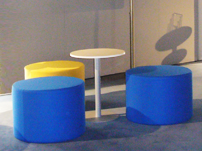 Hoffmann Messebau GmbH Sitzpolster blau gelb